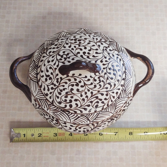 HAND PAINTED CERAMIC COVERED BOWL WITH HANDLES, BROWN ON IVORY - Picture 7 of 7